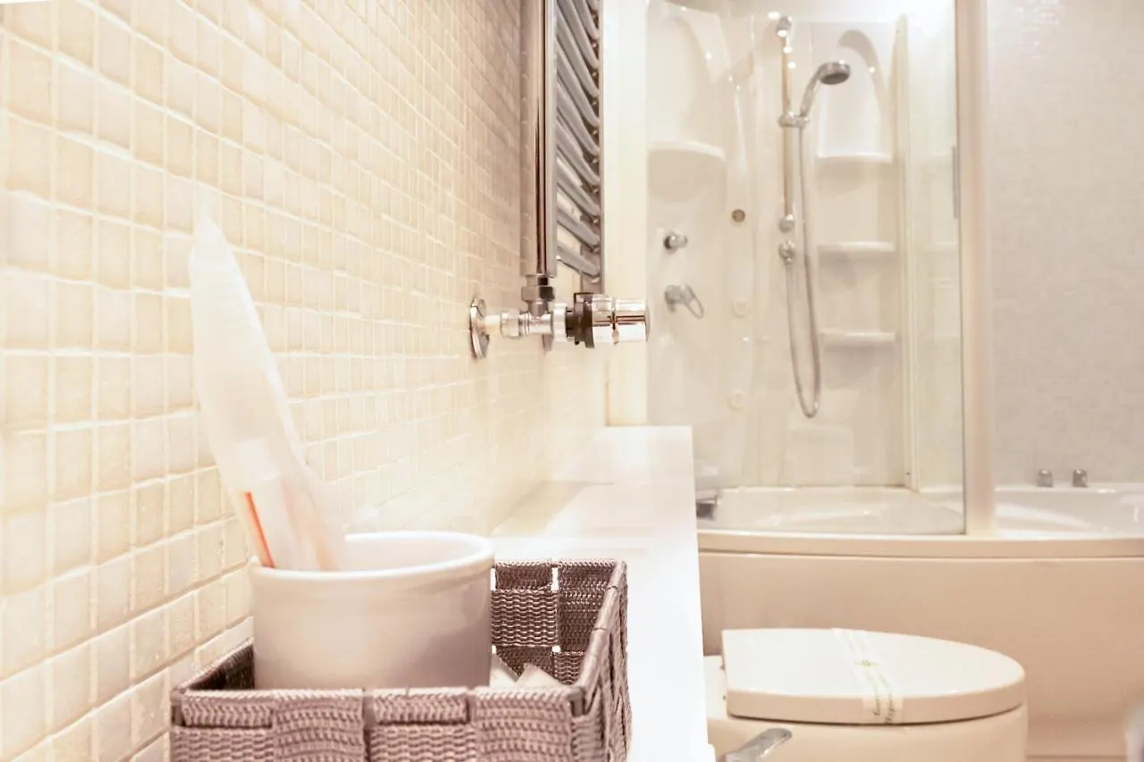 Charme & Chic San Giacomo Rome Apartment